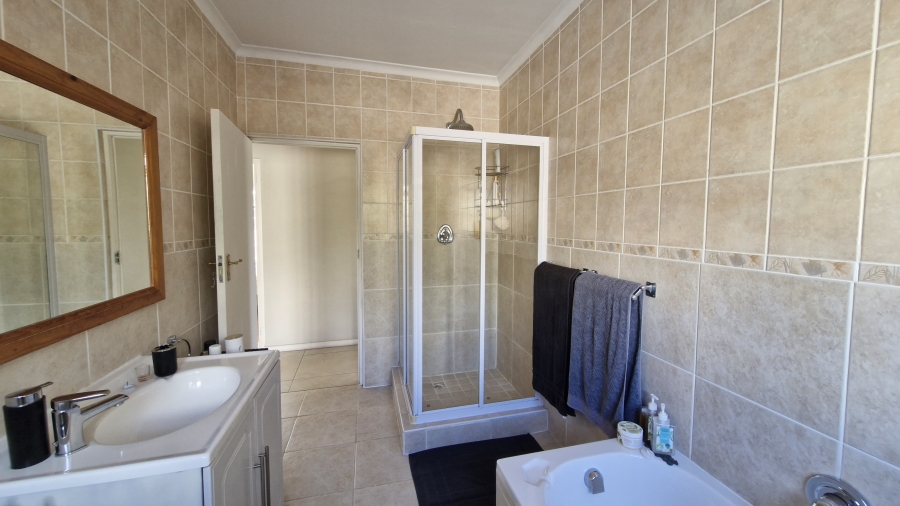 5 Bedroom Property for Sale in Middedorp Western Cape